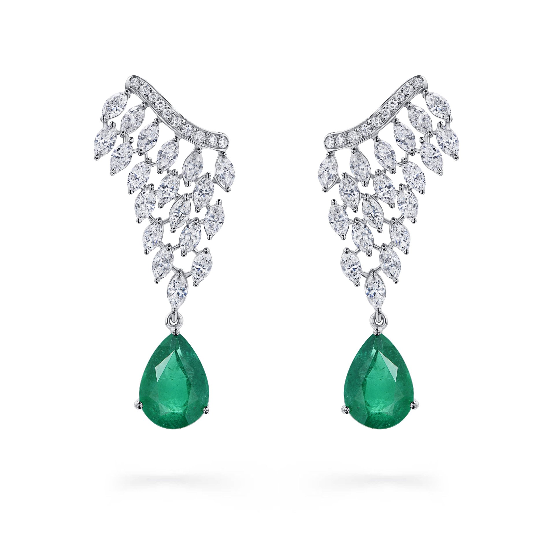 Серьги из белого золота с изумрудами 2.61 и 2.51 карат.
