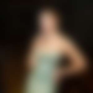 К платью цвета морской пены Аида подобрала Lagoon Necklace — уникальное колье с впечатляющим турмалином параиба самых невероятных характеристик.