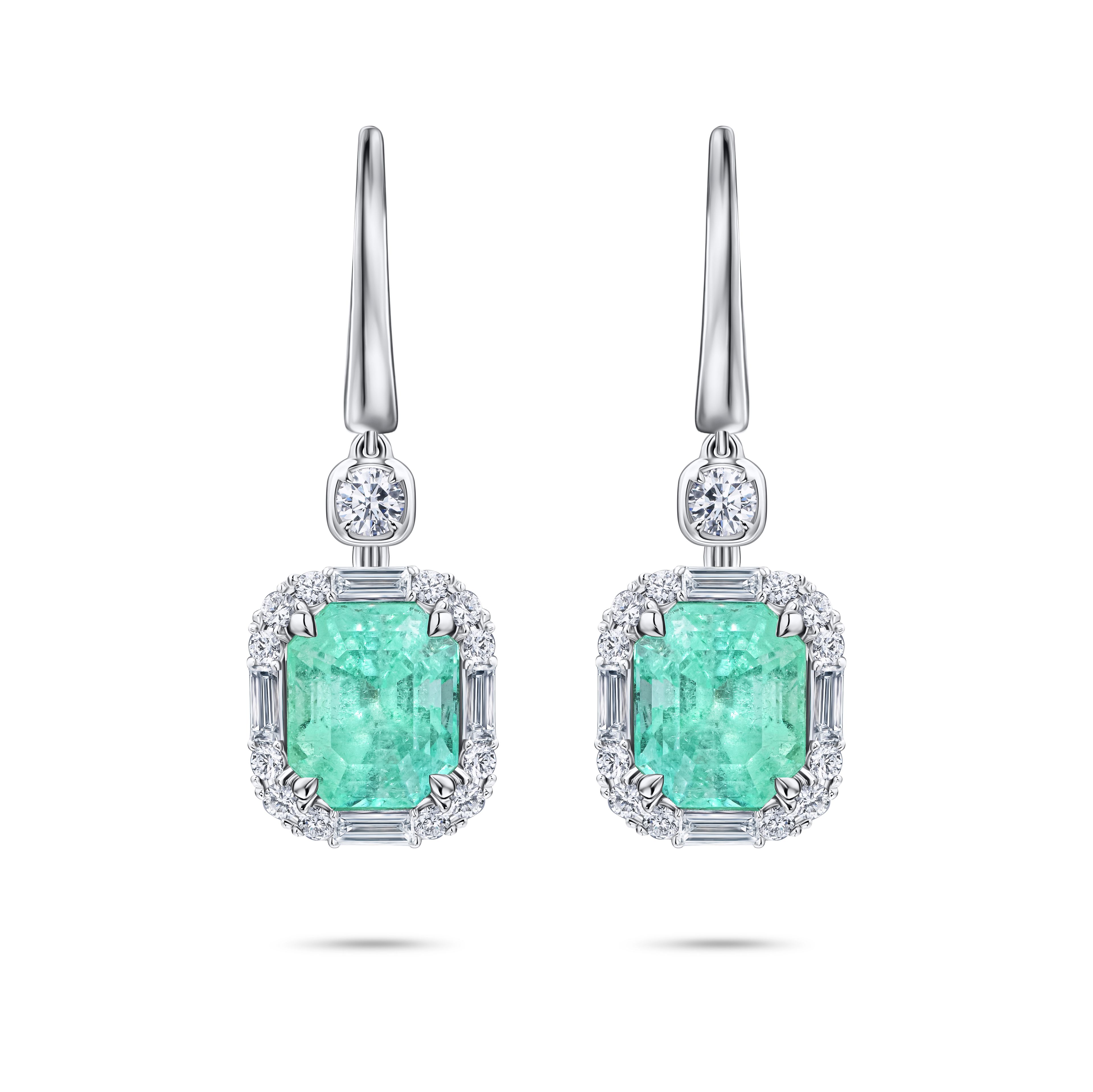 Серьги с изумрудами 2.51 и 2.63 карата, элегантный дизайн.