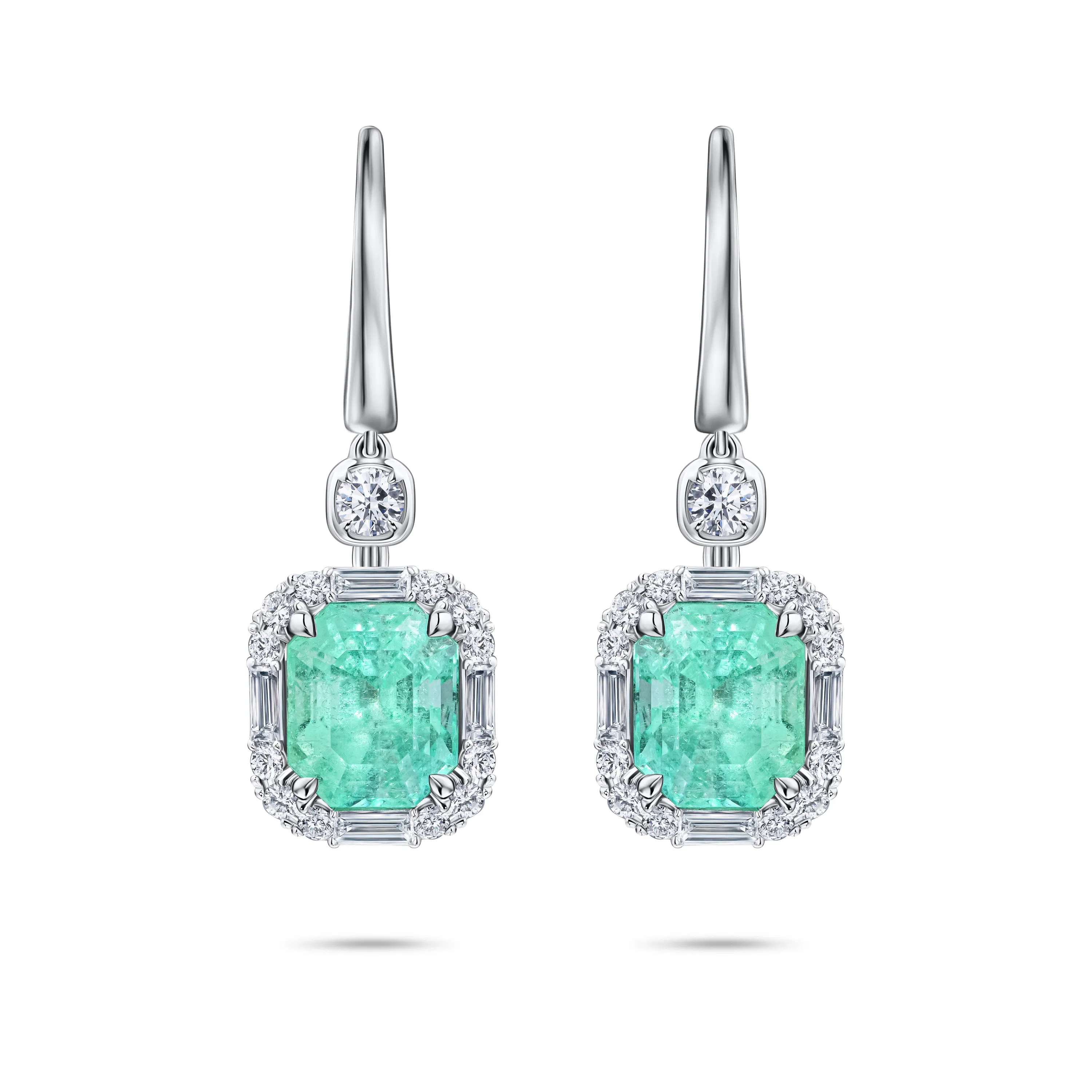 Серьги с изумрудами 2.51 и 2.63 карата, элегантный дизайн.
