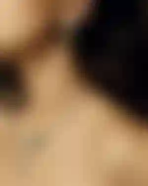 Колье «Наследие» сделано из белого золота.