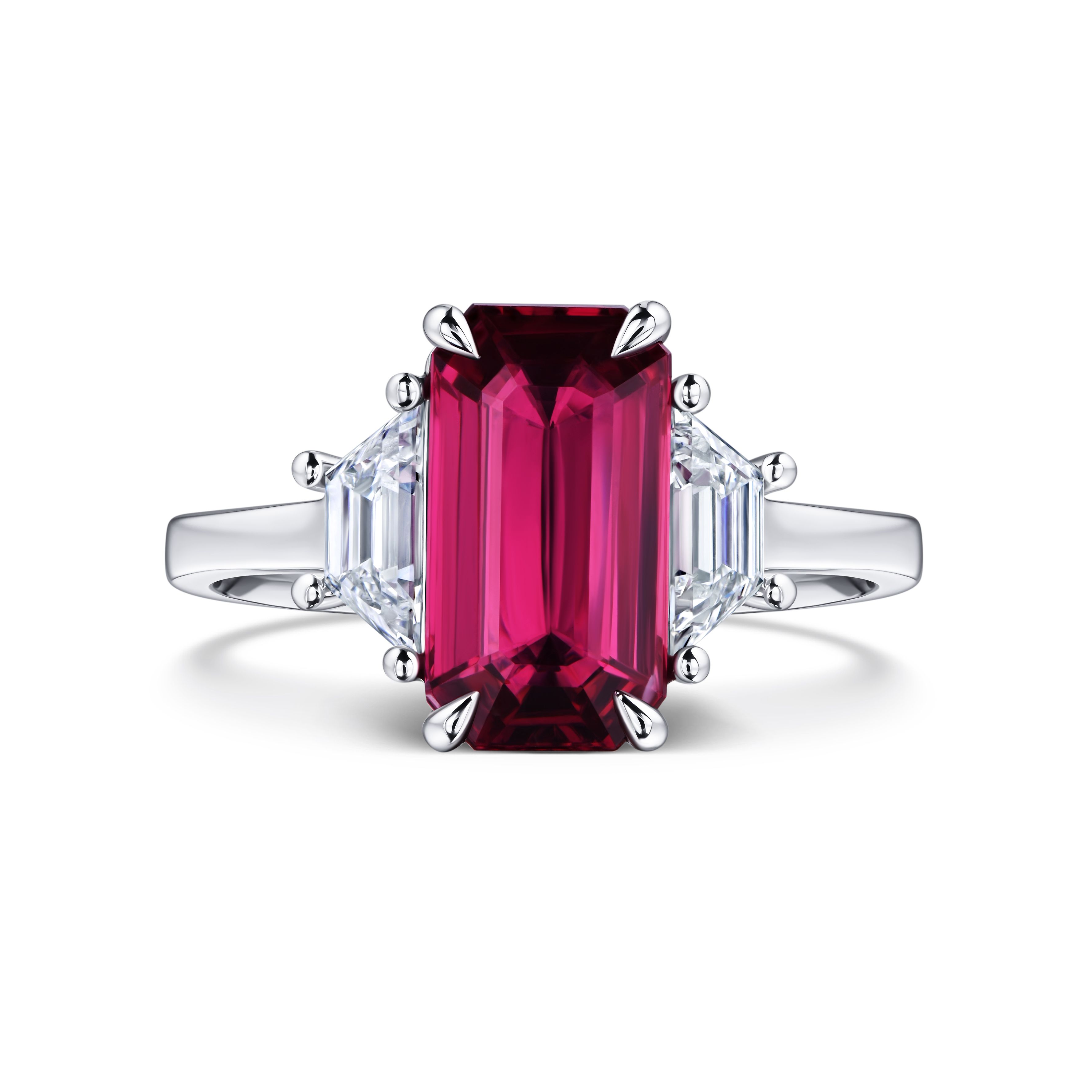 Кольцо из белого золота с центральной шпинелью 2.21 карат