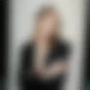 Колье из белого золота вторит геометричной поэзии картины.