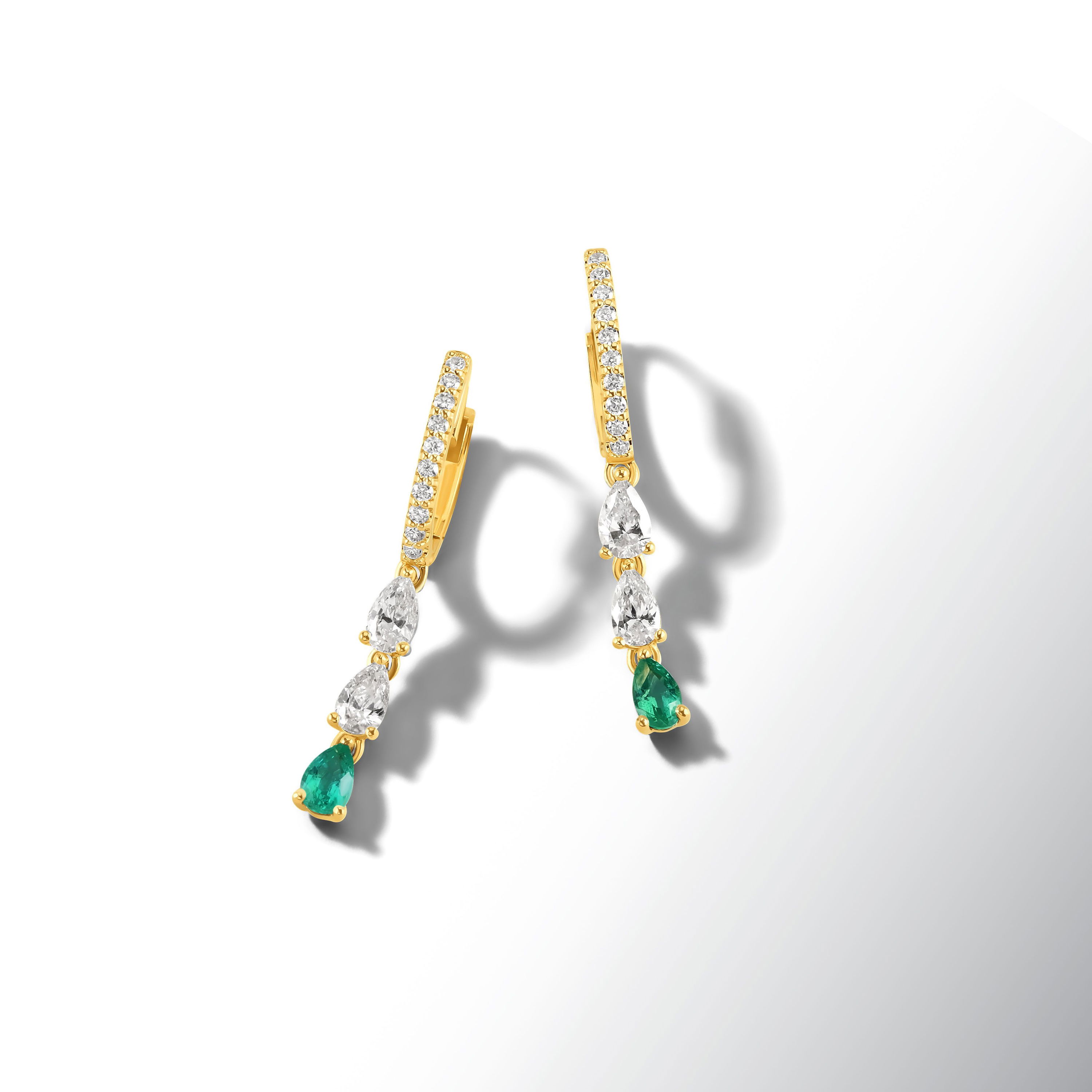 Серьги из желтого золота с бриллиантами и изумрудами 0.338 карат.