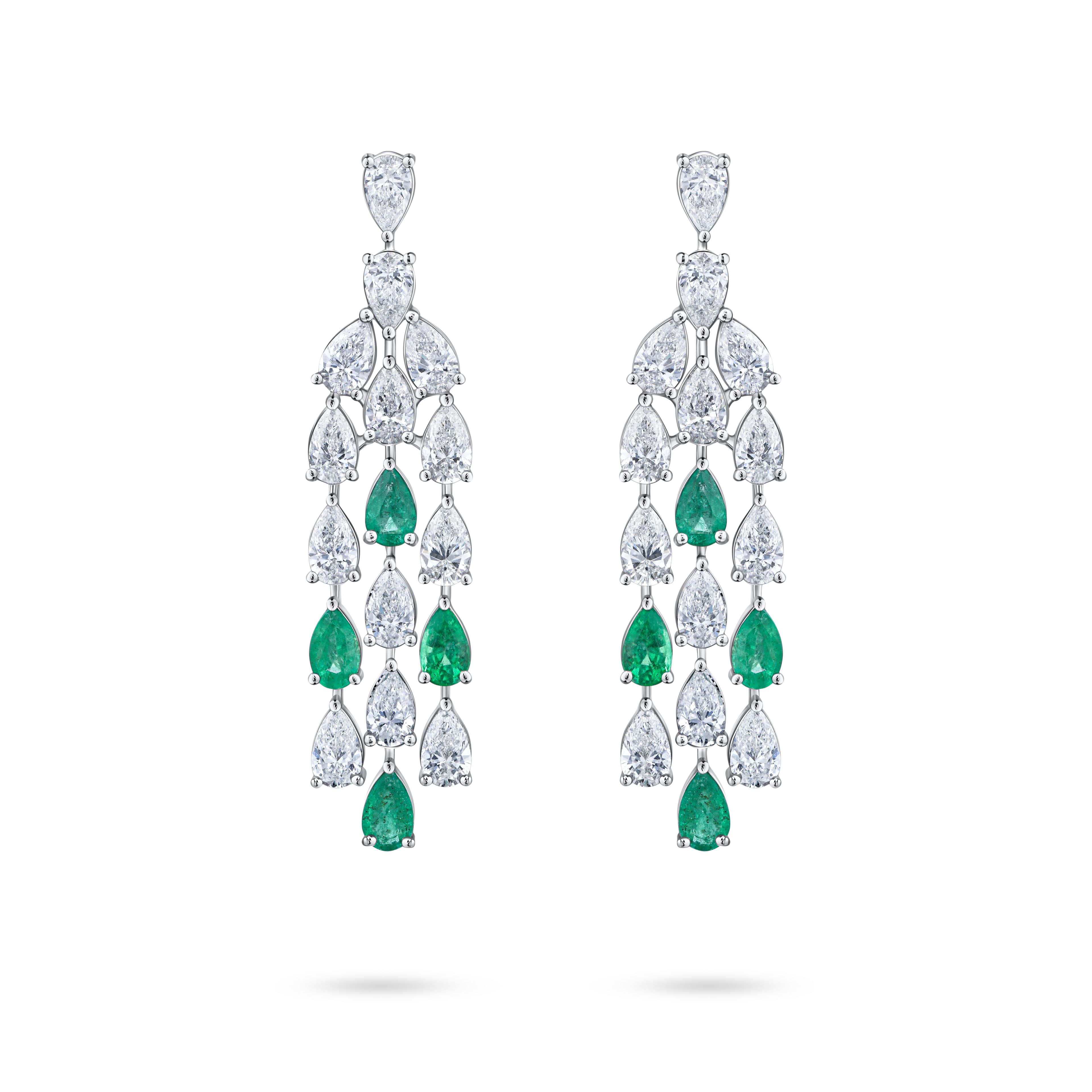 Серьги из белого золота с бриллиантами 4.61 карат и изумрудами 1.54 карата