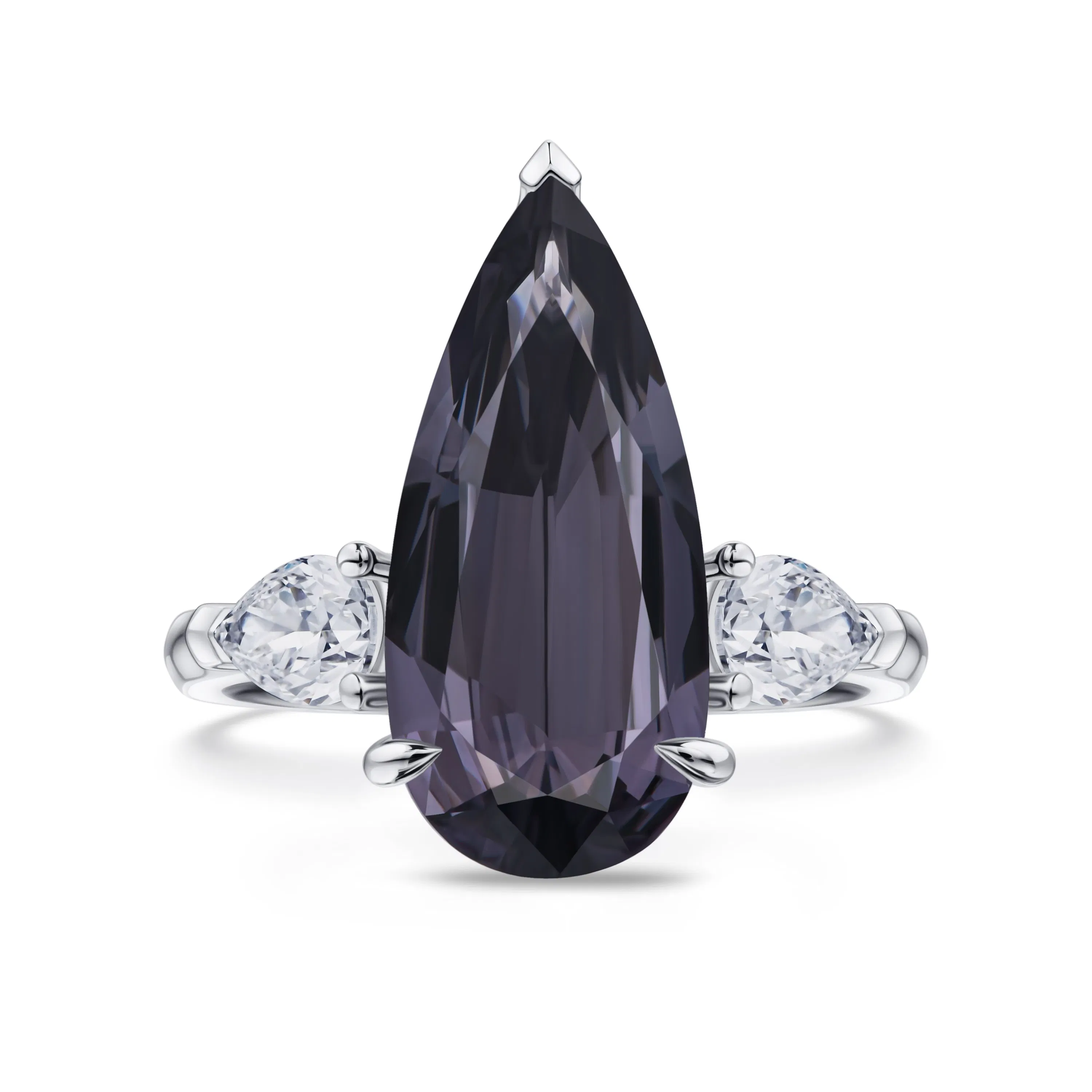 Кольцо из белого золота с центральной шпинелью 4.4 карата