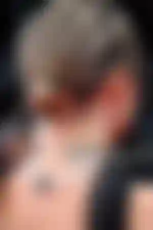 Вырез элегантного чёрного платья подчеркнуло колье из жемчуга с элементами в стиле ар-деко.