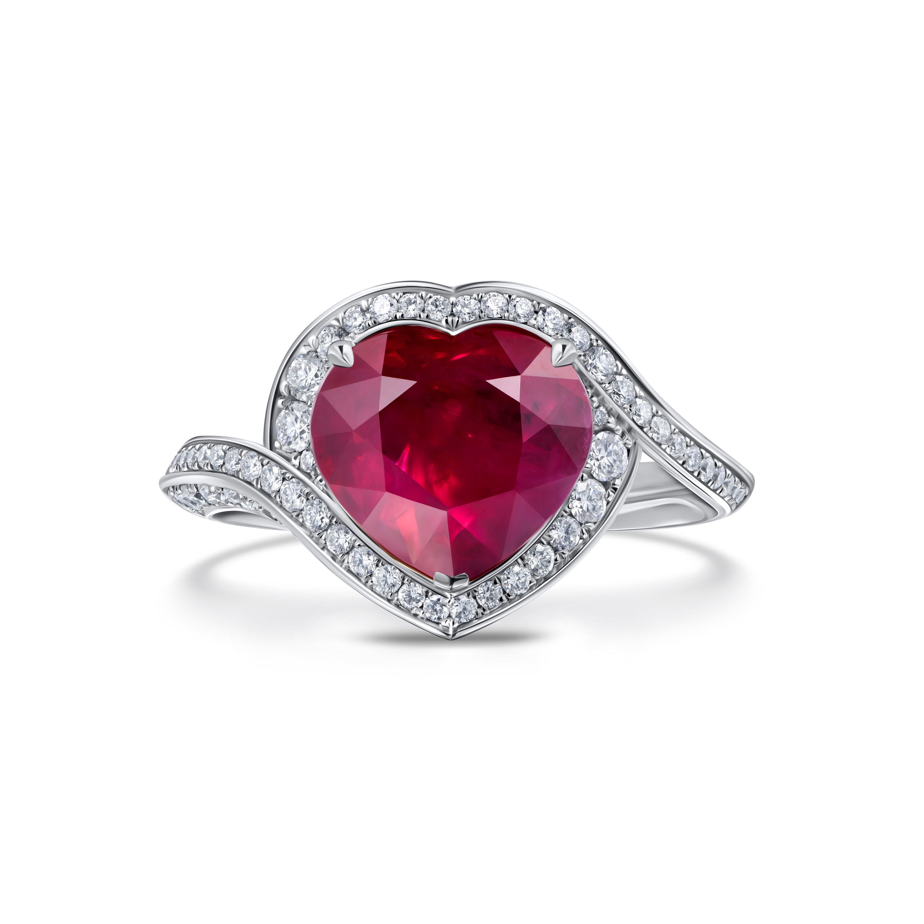 Кольцо из белого золота с рубином 3.02 карата.