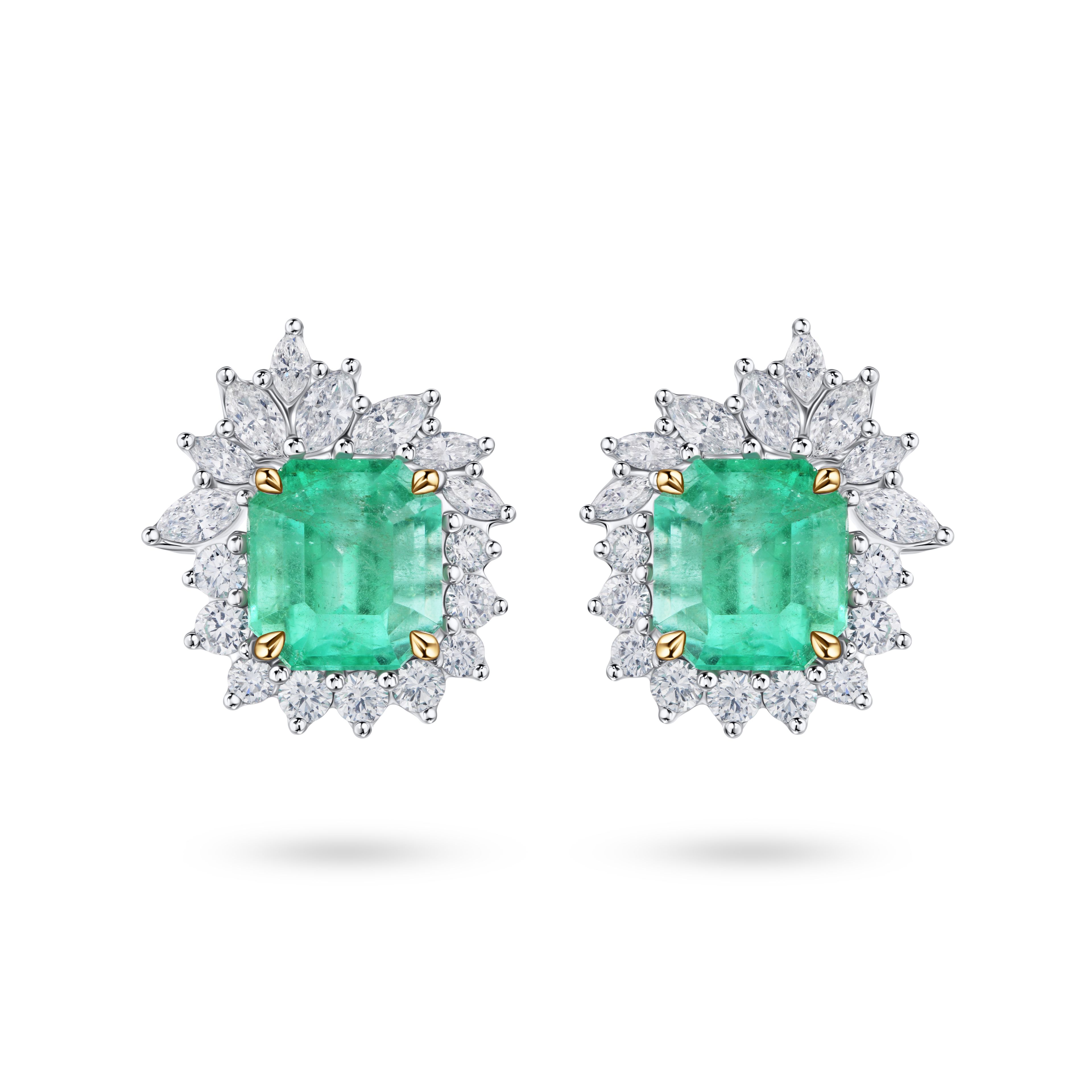 Серьги из белого золота с изумрудами 2.61 и 2.64 карата.