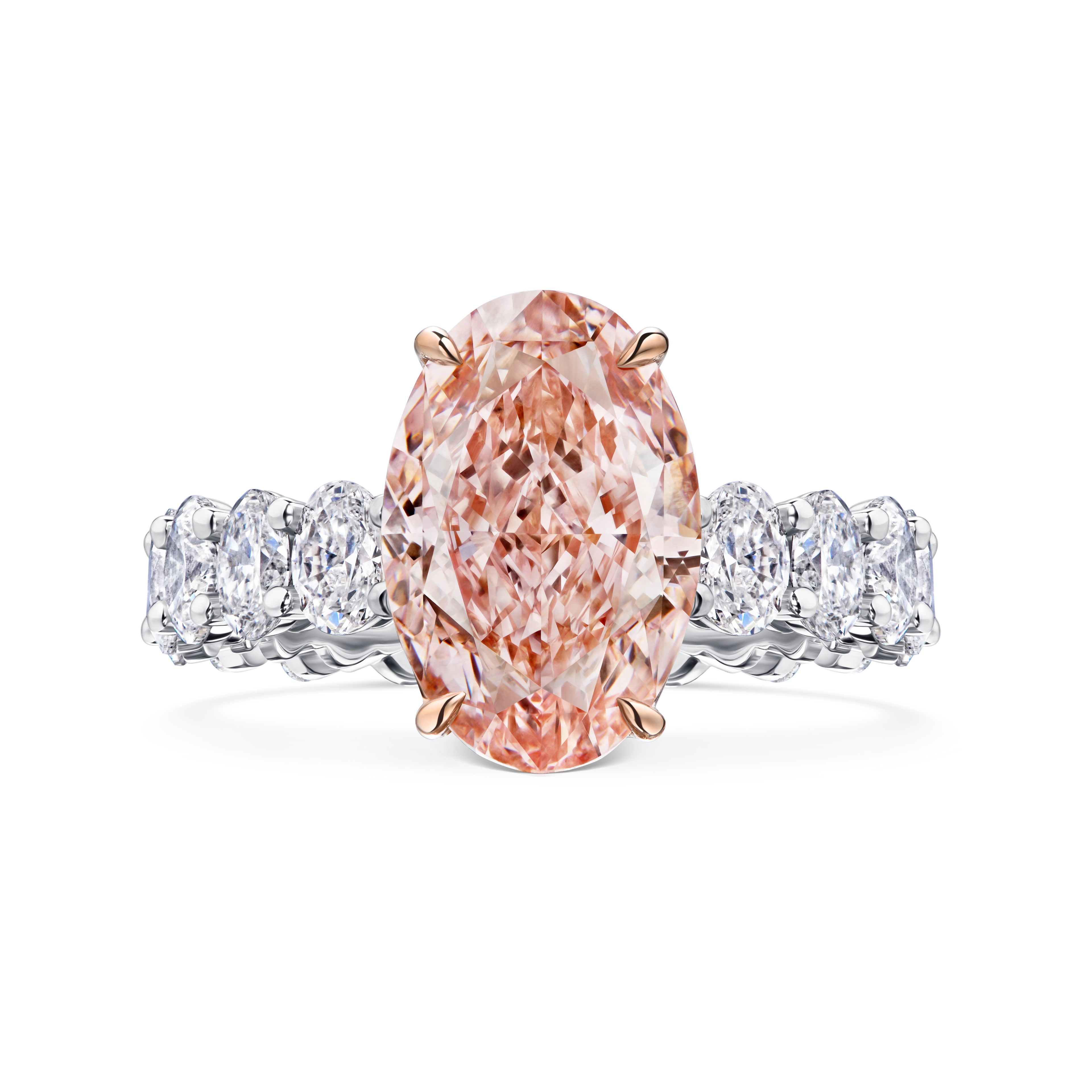 Кольцо из белого золота с розовым бриллиантом 5.04 карата.