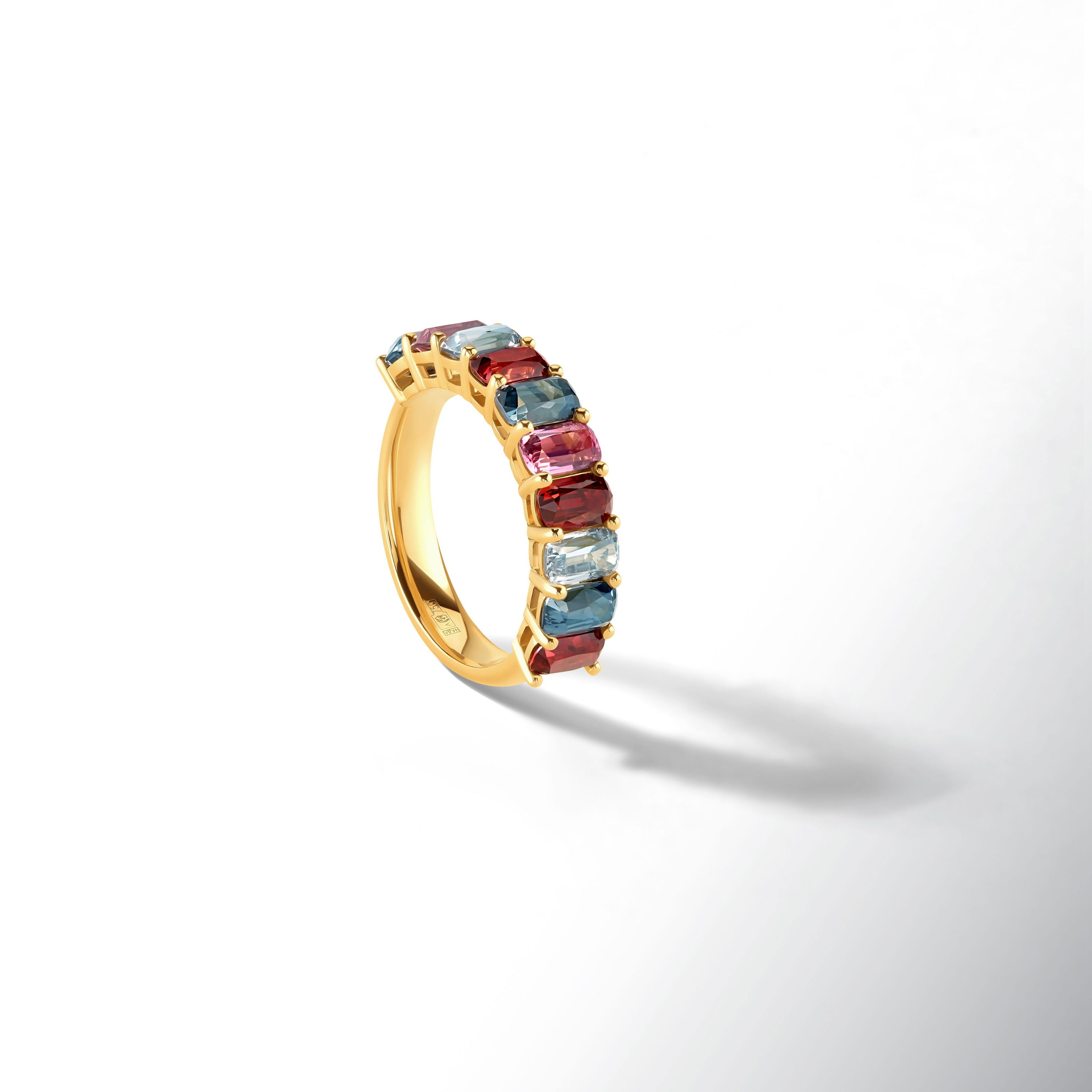 Кольцо-дорожка с каскадом шпинелей, центральный камень 3.694 карат