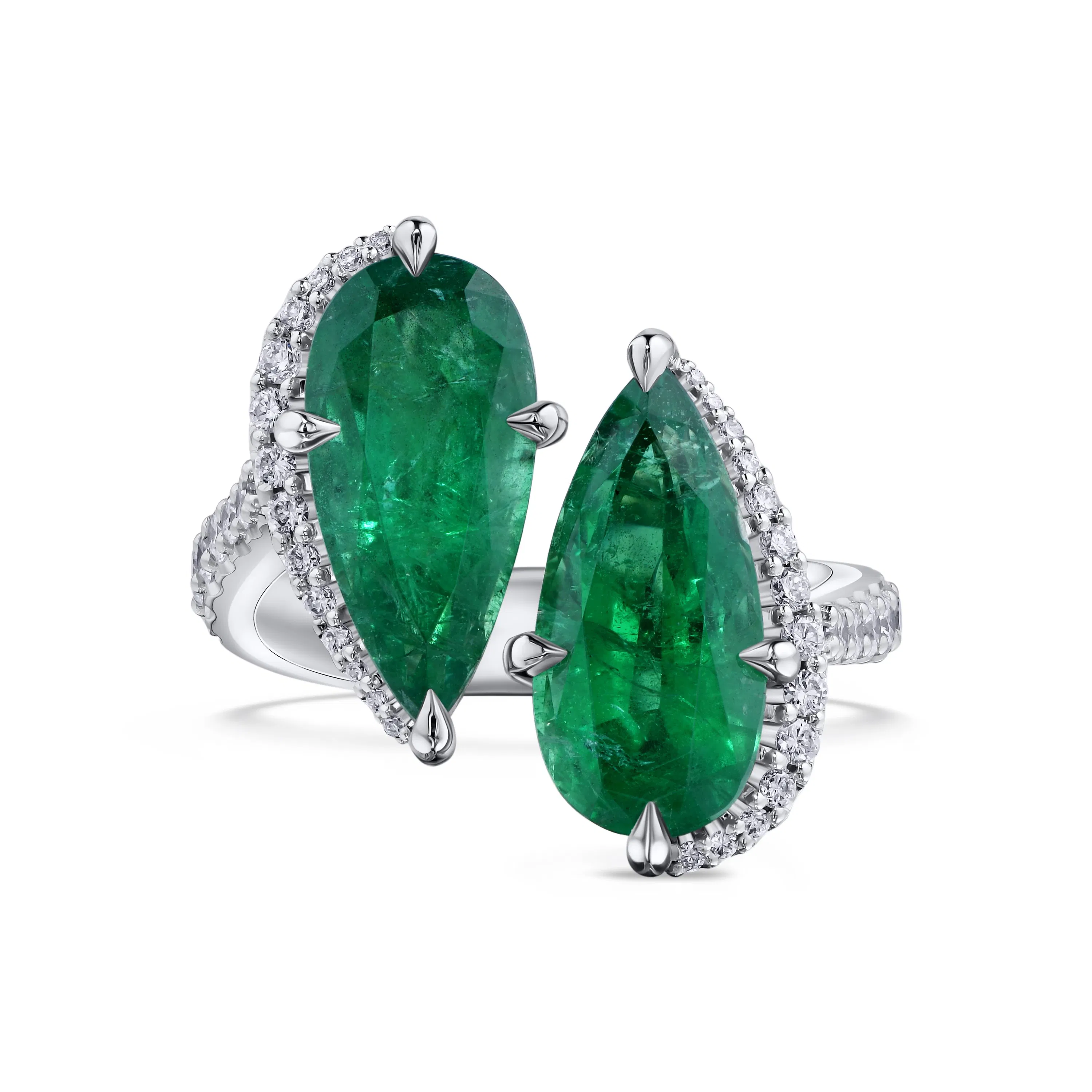 Кольцо из белого золота с изумрудами 2.70 и 2.84 карата