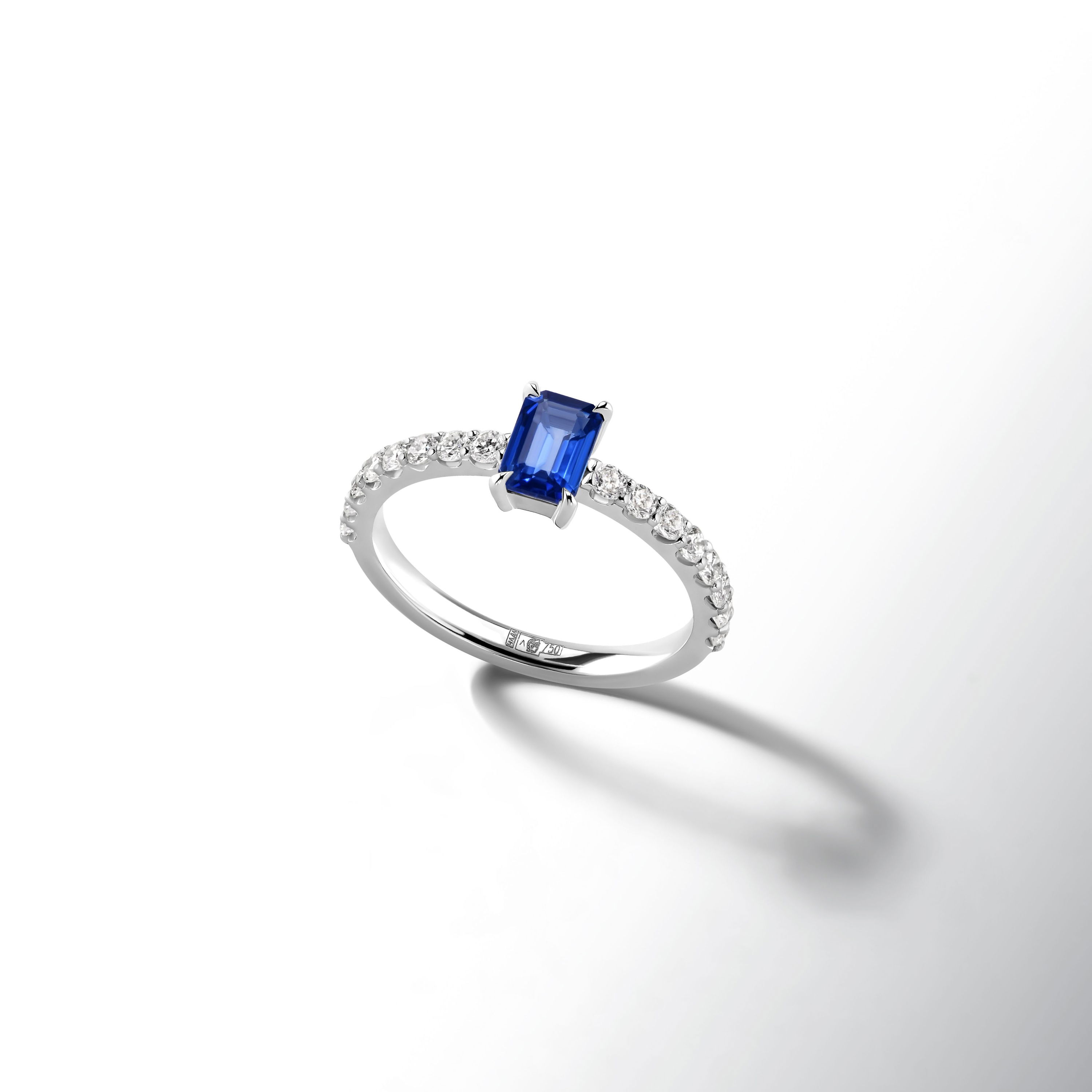 Кольцо из белого золота с бриллиантом и сапфиром 0.737 карат